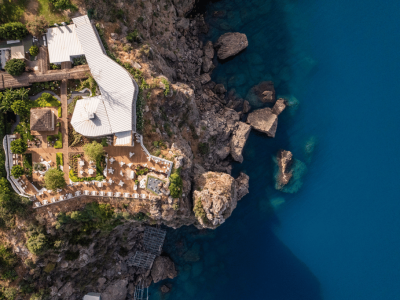 Antalya Lara Otel'in yüksekten çekilmiş etkileyici drone görüntüsü.