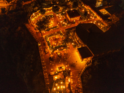 Gece Avşar Otel'in ışıklı görünümü