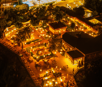 Gece Avşar Otel'in ışıklı görünümü