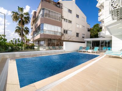 Avşar Otel'in havuz alanı