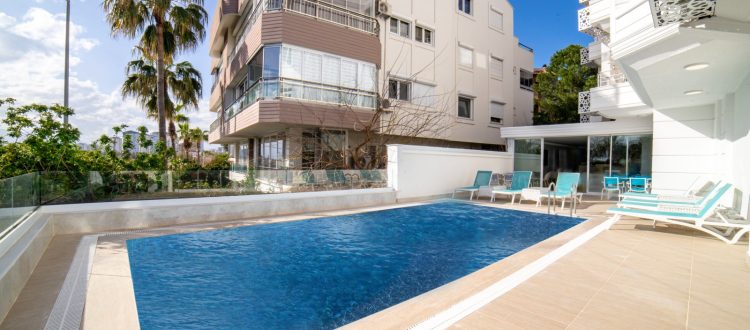 Avşar Otel'in havuz alanı